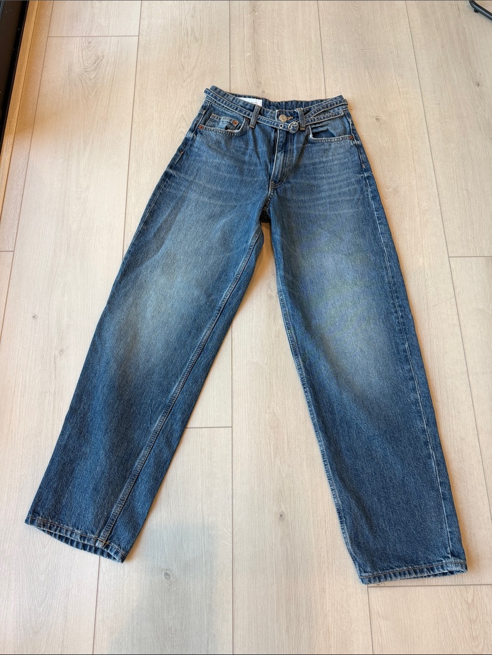 Zara Relaxed Jeans with small belt in Medium Blue Fade SZ 32 (USA 0)